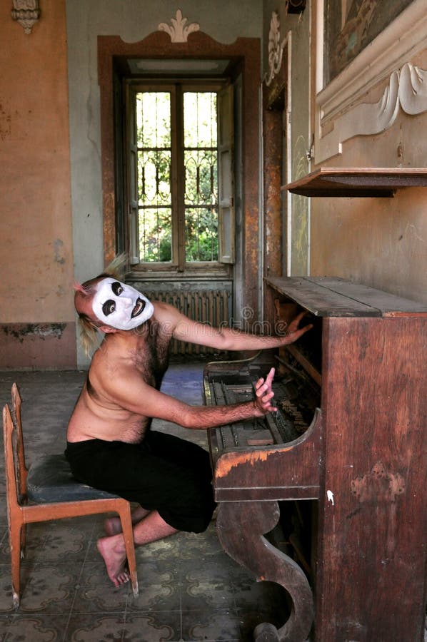 Gekke mens in een gekkenhuis in Italië Gekke mens in een gekkenhuis in Italië