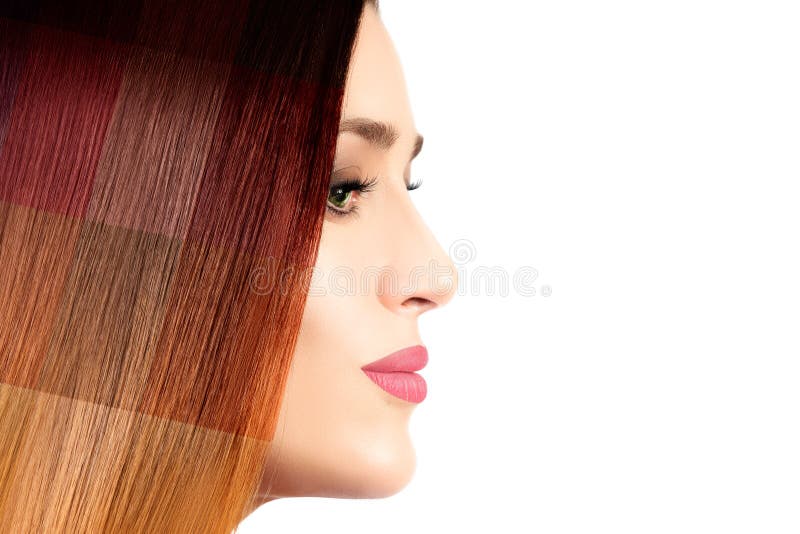Gekleurd haarconcept Schoonheidsmodel met kleurrijk geverft haar