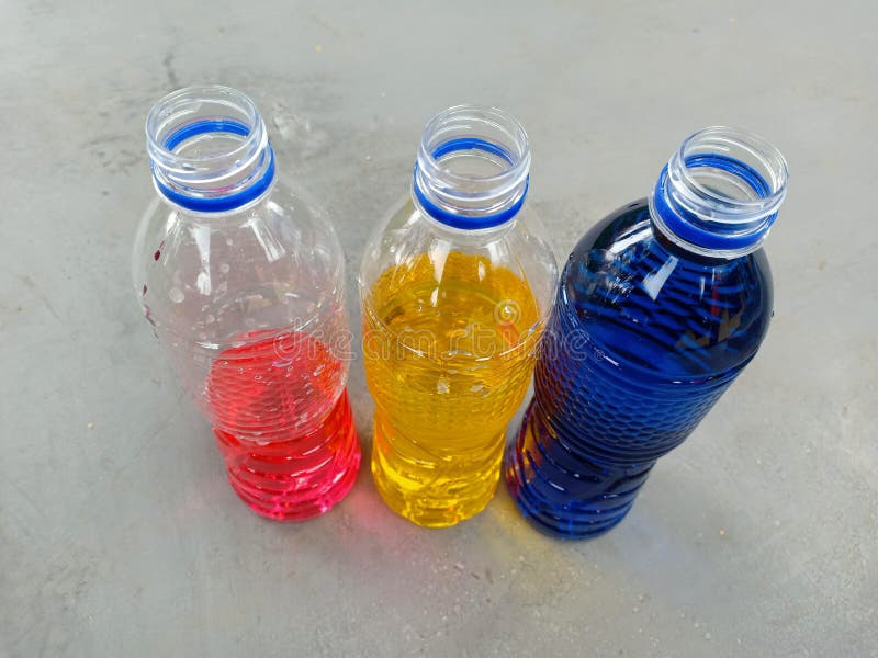 Gekleurd Water in Plastic Fles Stock Foto - Image of plastiek, achtergrond: 212668280