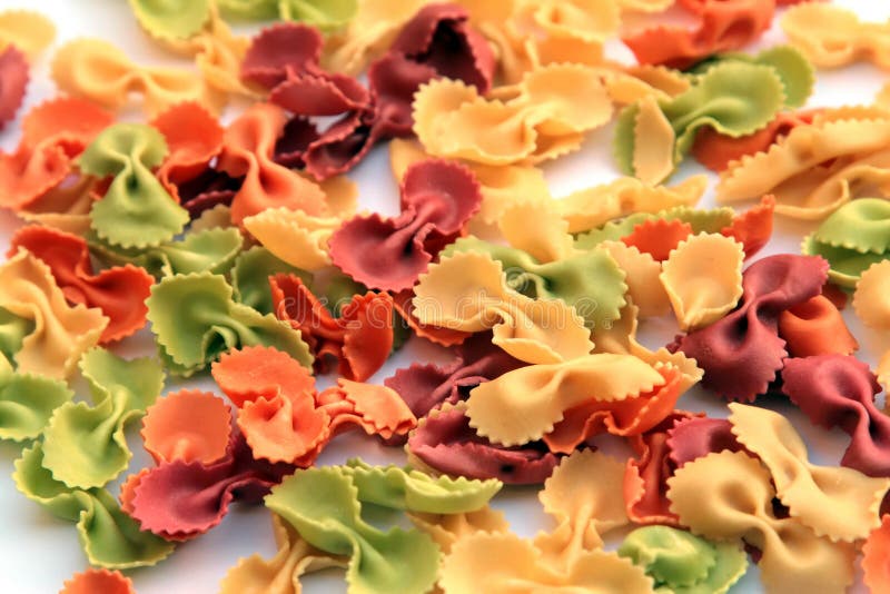 Pasta - gekleurde farfalle stock afbeelding