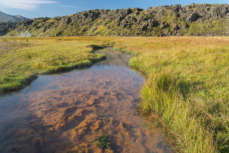 Gekleurde hete rivier in Landmannalaugar NP, IJsland stock fotografie Gekleurde hete rivier in Landmannalaugar NP, IJsland stock fotografie