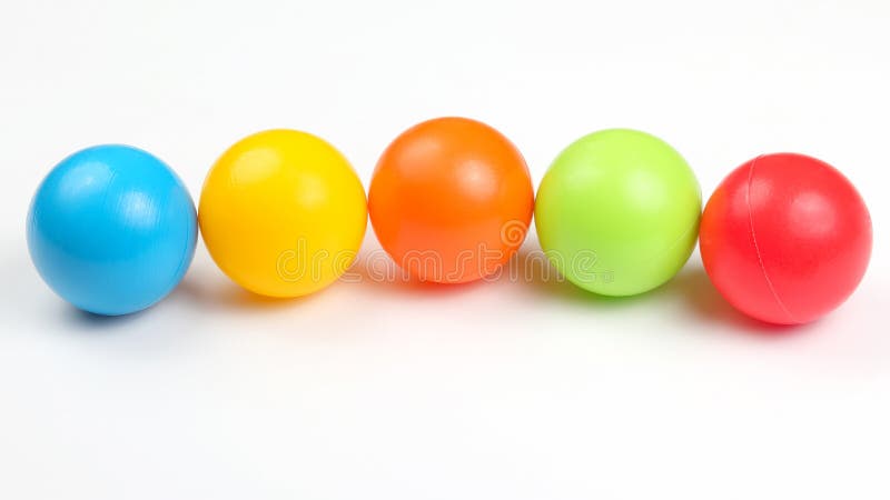 Gekleurde plastic ballen op witte achtergrond