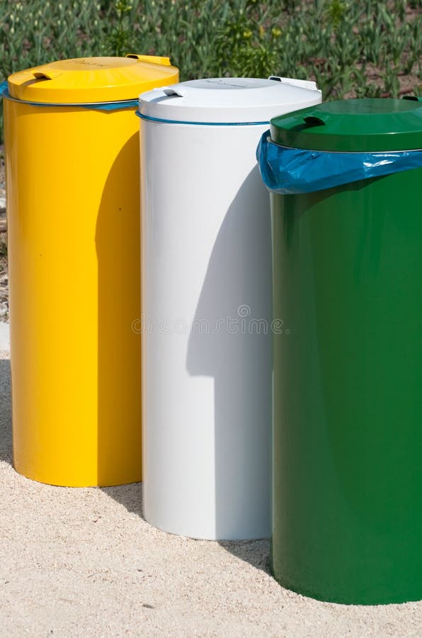 verzekering Bezighouden ethisch Gekleurde vuilnisbak stock afbeelding. Image of regeling - 15394911