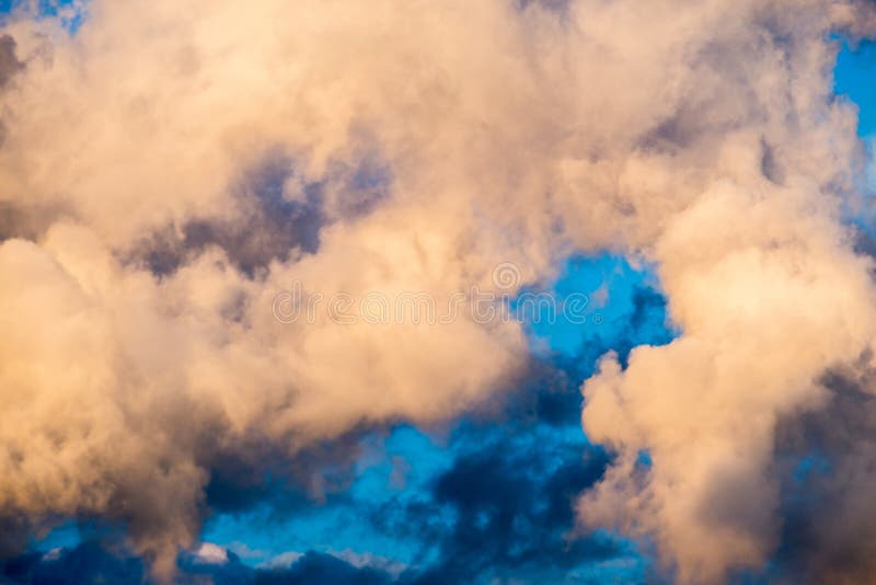 Gekleurde wolken stock foto