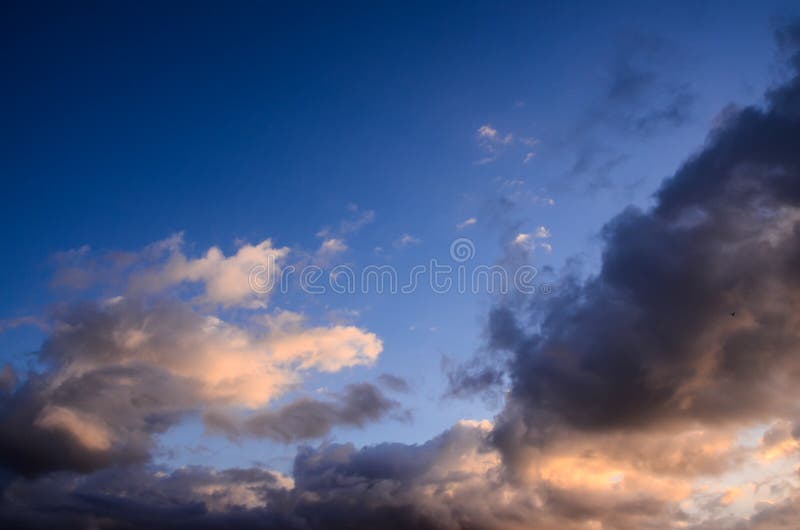 Gekleurde Wolken bij Zonsondergang stock foto's