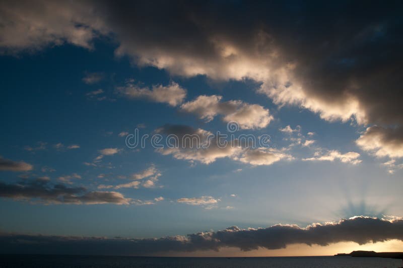 Gekleurde Wolken bij Zonsondergang stock foto's