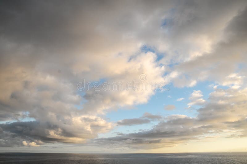 Kleurrijke Wolken bij Zonsondergang stock afbeelding