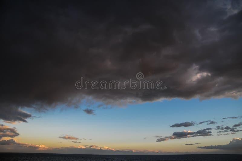 Gekleurde Wolken bij Zonsondergang royalty-vrije stock afbeelding