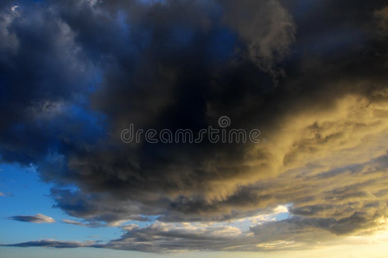 Gekleurde Wolken bij Zonsondergang stock afbeeldingen