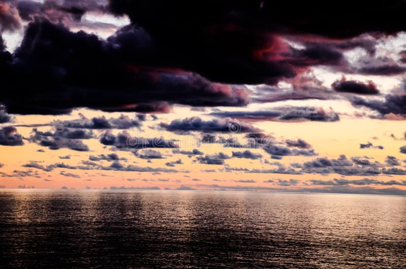 Gekleurde Wolken bij Zonsondergang stock afbeelding