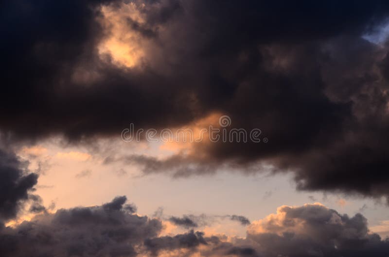 Kleurrijke Wolken bij Zonsondergang royalty-vrije stock afbeelding