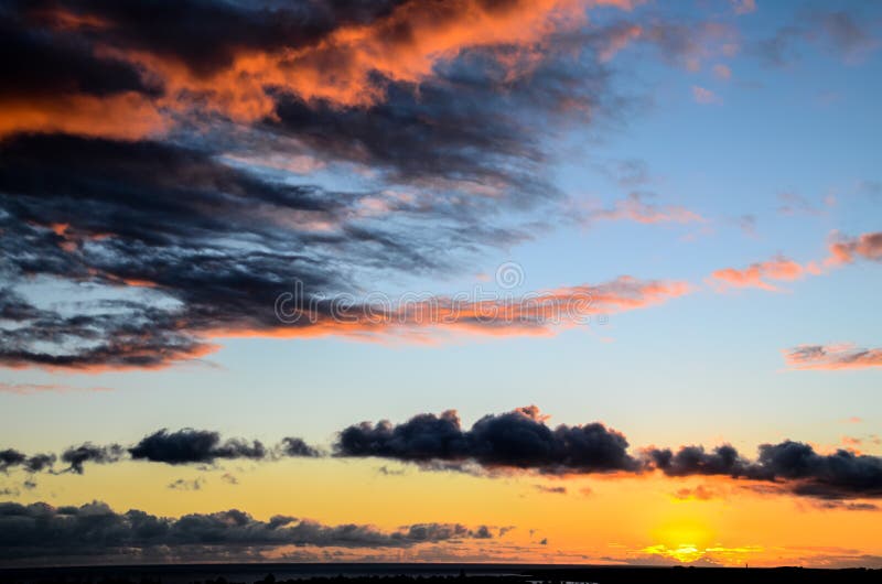 Kleurrijke Wolken bij Zonsondergang royalty-vrije stock foto's