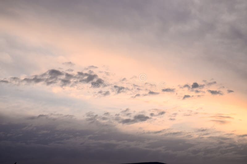 Gekleurde Wolken bij Zonsondergang royalty-vrije stock foto's