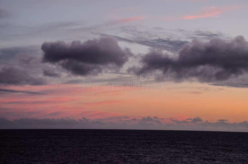 Gekleurde Wolken bij Zonsondergang stock foto's