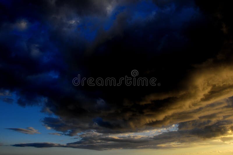 Gekleurde Wolken bij Zonsondergang royalty-vrije stock fotografie
