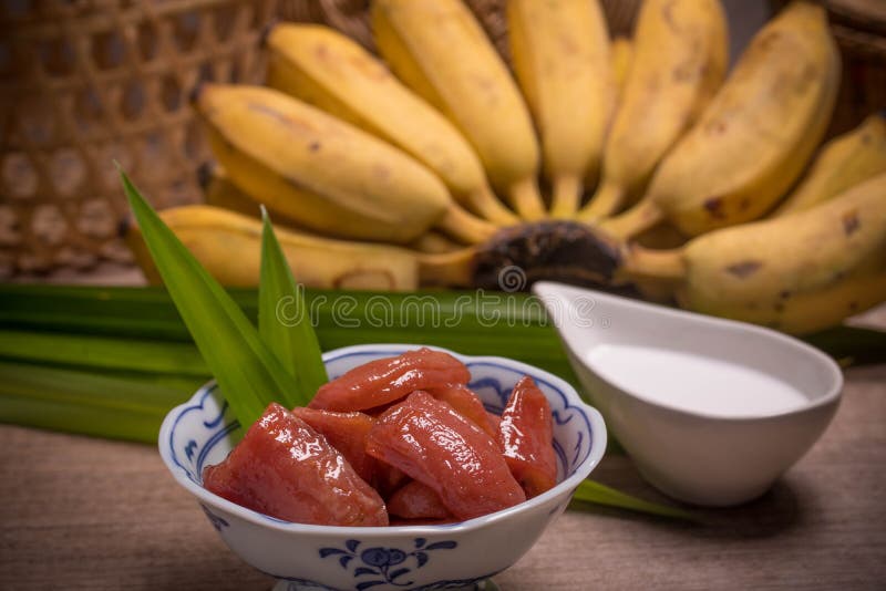 Gekochte Bananen in Sirup Mit Kokosmilch Stockbild - Bild von köstlich ...