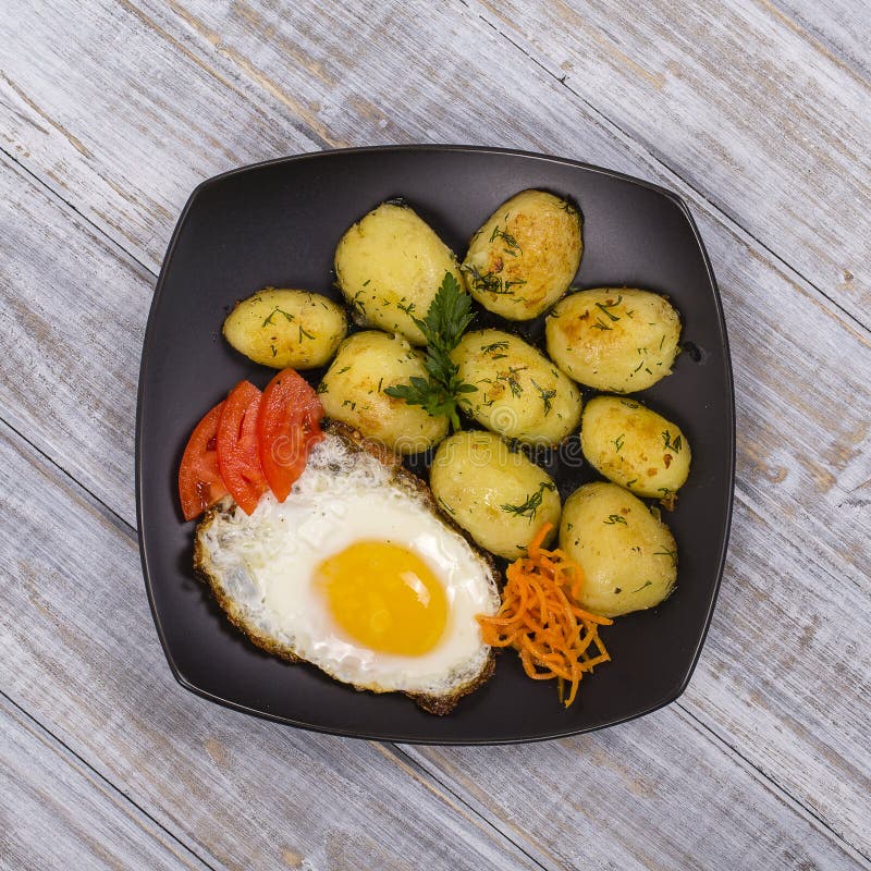 Gekochte Kartoffeln Mit Dill, Knoblauch Und Butter In Einer Platte Auf