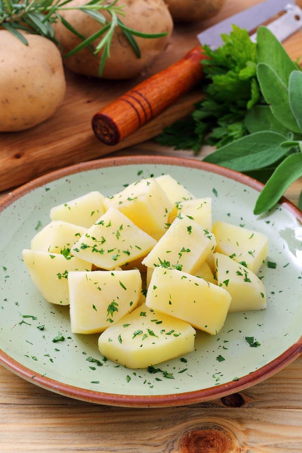 Gekochte Kartoffeln Auf Rustikalem Tabellenhintergrund Stockbild Bild