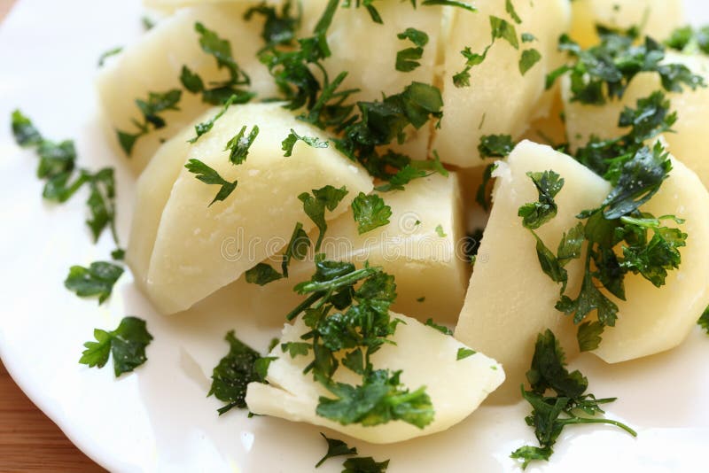 Gekochte Kartoffeln Mit Petersilie Auf Einer Platte Stockbild Bild