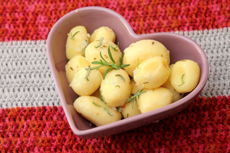 Gekochte Kartoffeln Mit Rosmarin Stockbild Bild von rosmarin