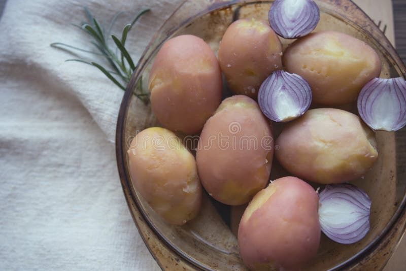 Gekochte gekochte Kartoffeln und halbe rote Zwiebeln für Diät lizenzfreies stockfoto Gekochte gekochte Kartoffeln und halbe rote Zwiebeln für Diät lizenzfreies stockfoto