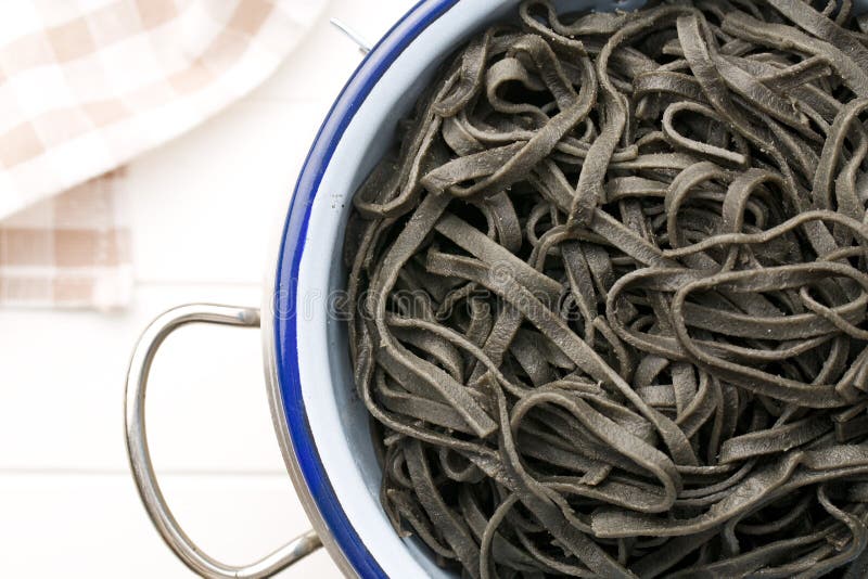 Schwarzer Nudelsalat Mit Garnelen, Miesmuscheln, Spinat, Kopfsalat ...