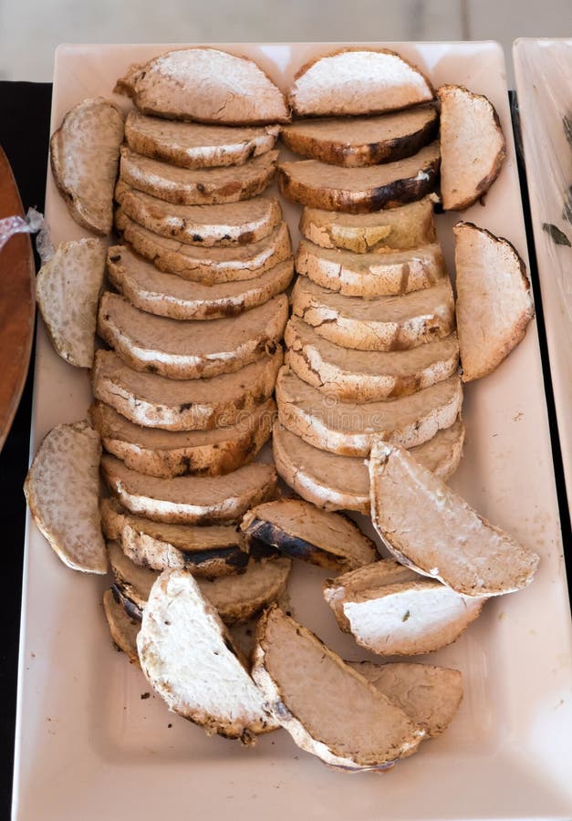 Gekochte Wasserbrotwurzelwurzel auf einer Servierplatte an einem Buffet - traditionelles vegetabl stockbild Gekochte Wasserbrotwurzelwurzel auf einer Servierplatte an einem Buffet - traditionelles vegetabl stockbild
