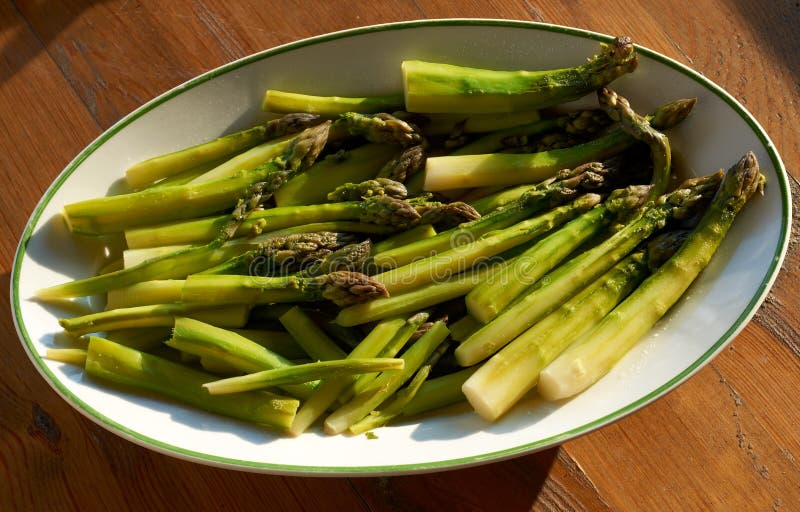 Gekochter Grüner Spargel Im Teller Stockbild - Bild von spargel, diät ...