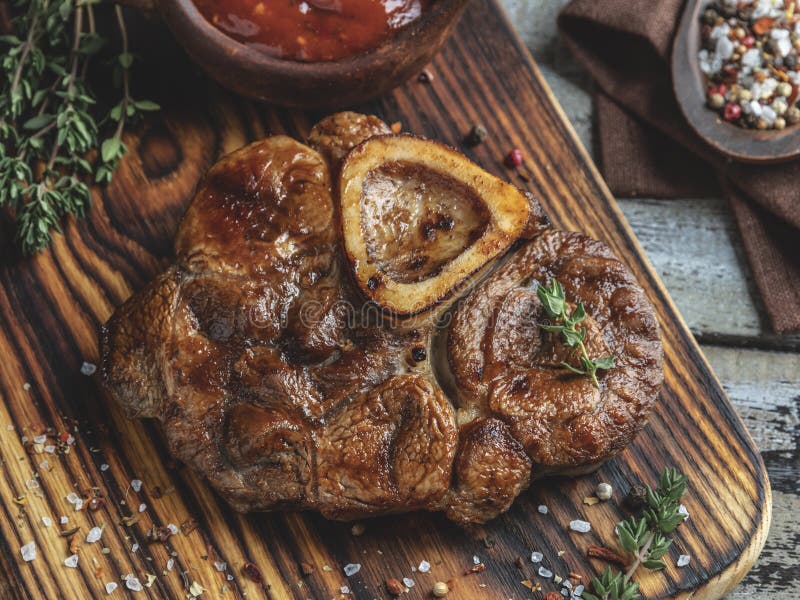Gekochter Kalbfleischschaft Osso buco auf einer Teilbrettnahaufnahme stockbild