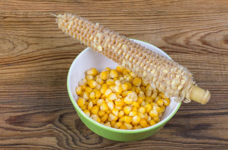 Gekochter Mais Und Leerer Maiskolben Stockbild - Bild von konzept ...