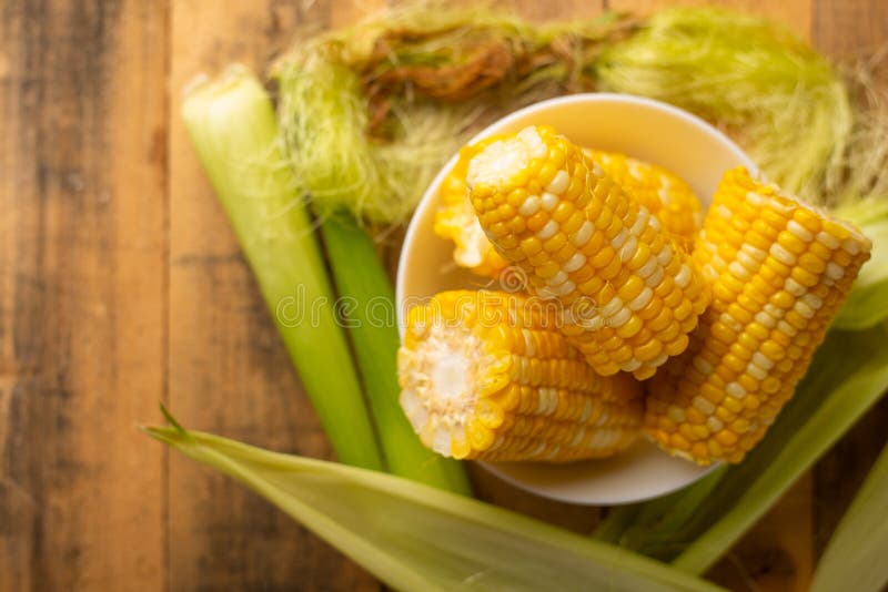 Gekochter Maiskolben In Einer Platte Mit Butter, Auf H?lzernen ...