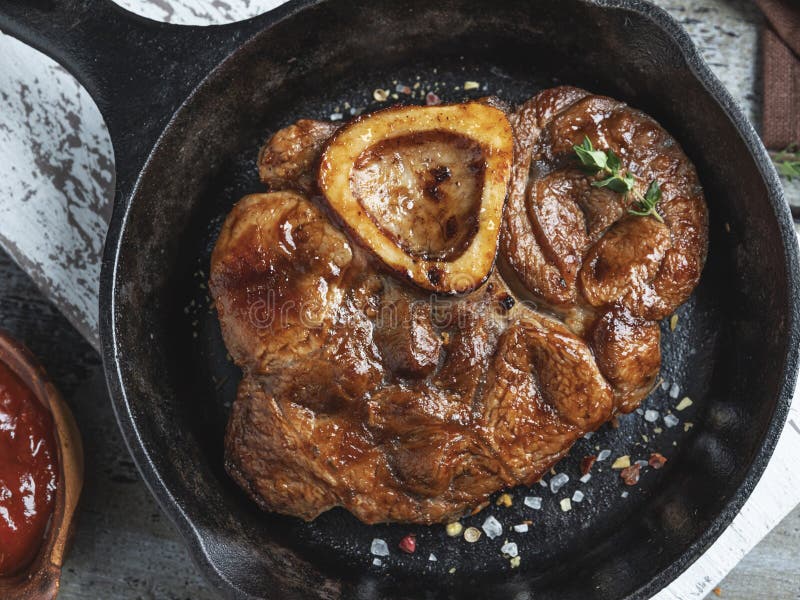 Gekochter Osso-buco Kalbfleischschaft in der Wanne, Nahaufnahme stockbilder