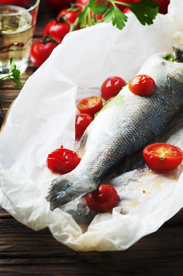 Gekochter Seebarsch Mit Tomate Und Petersilie Stockfoto - Bild von meer ...