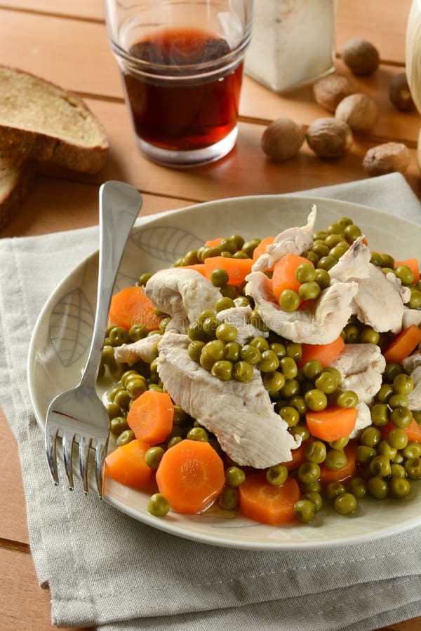 Gekochtes Huhn Mit Einer Seite Von Erbsen Und Von Karotten Stockfoto ...