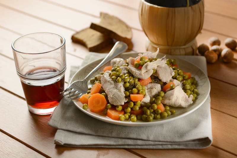 Gekochtes Huhn Mit Einer Seite Von Erbsen Und Von Karotten Stockfoto ...