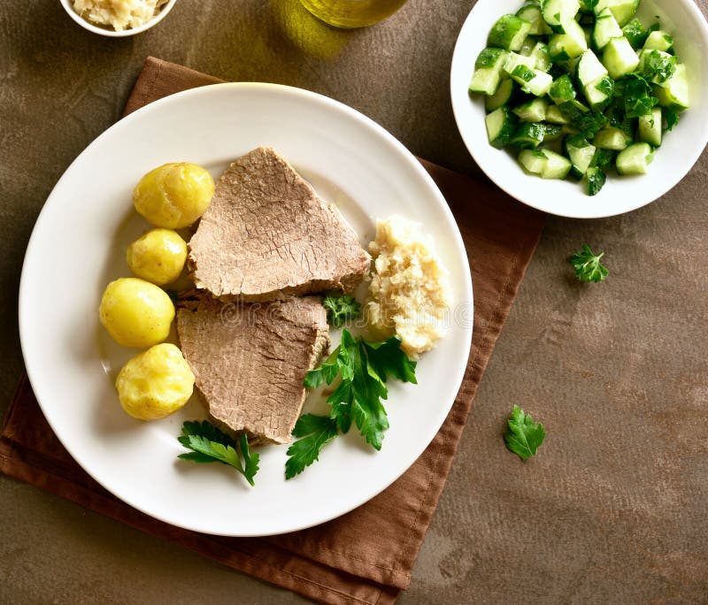 Gekochtes Rindfleisch Mit Kartoffeln Und Meerrettich Stockbild - Bild ...