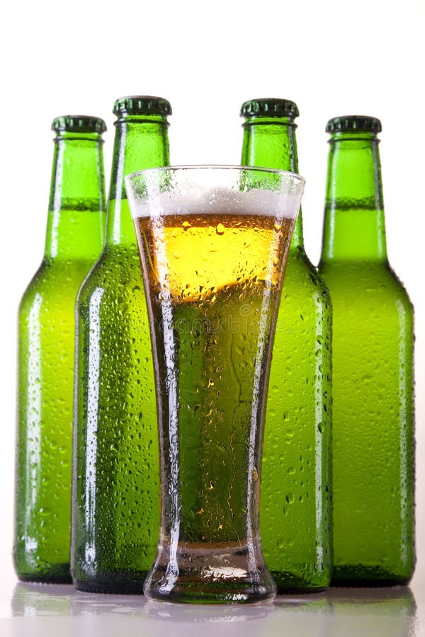 Gekoeld bier stock afbeelding. Image drank, gouden - 16260091