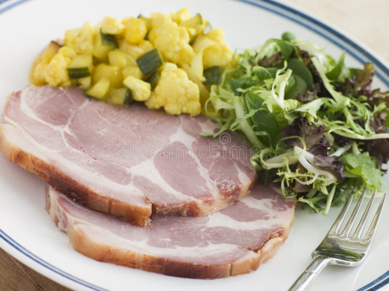 Gekookte Kraag van Bacon met Piccalilly en Salade royalty-vrije stock fotografie Gekookte Kraag van Bacon met Piccalilly en Salade royalty-vrije stock fotografie