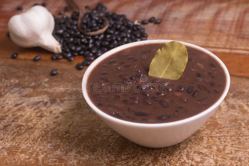 Gekookte Zwarte Bonen in een kom royalty-vrije stock fotografie