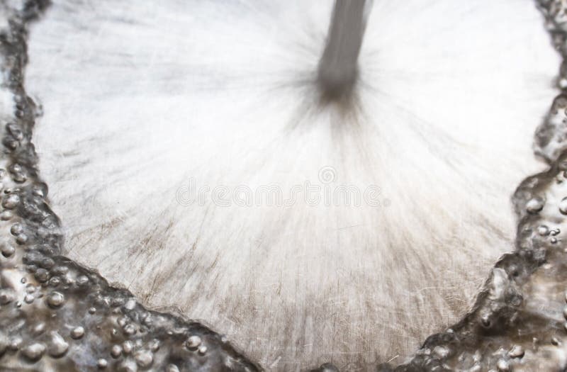 Gekraste roestvrij staalgootsteen met stroom die van water bodem raakt en water en luchtbellen rond kant - grunge onduidelijk bee stock foto's Gekraste roestvrij staalgootsteen met stroom die van water bodem raakt en water en luchtbellen rond kant - grunge onduidelijk bee stock foto's
