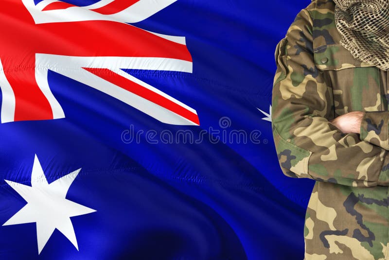 Gekreuzter Armsoldat mit nationaler wellenartig bewegender Flagge auf Hintergrund - Militärthema XXX stockfotos Gekreuzter Armsoldat mit nationaler wellenartig bewegender Flagge auf Hintergrund - Militärthema XXX stockfotos