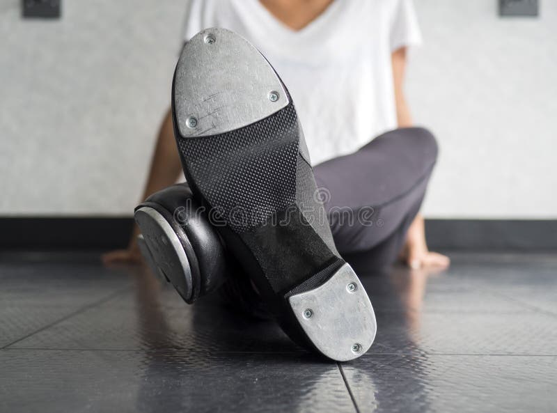 Gekruiste benentapdanser en haar schoenen stock fotografie Gekruiste benentapdanser en haar schoenen stock fotografie