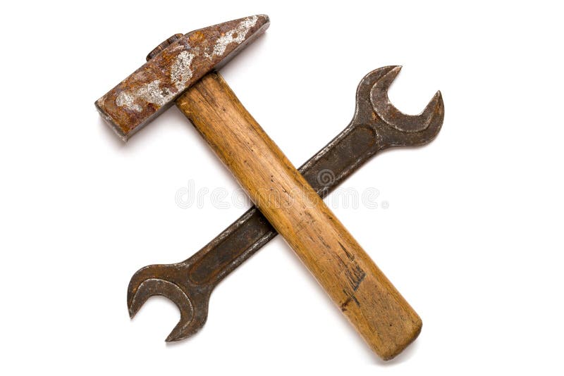 Gekruiste oude hamer en moersleutel