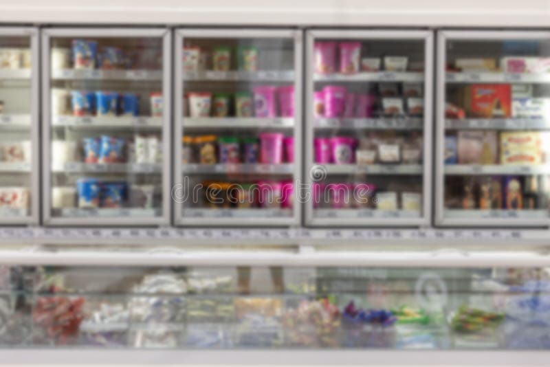Gekühlte Einkommen mit Eis in einem Supermarkt Ein großes Sortiment Verwischt lizenzfreies stockbild