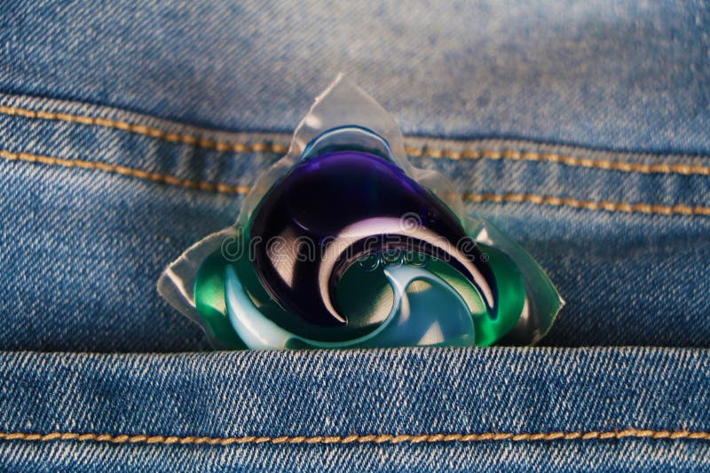 Gel de cápsula para lavar la pila de vaqueros. Gel de cápsula para lavar vaqueros apilados en blanco.