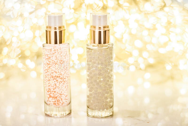 gel di base, emulsione di siero, bottiglie di lozione e di brillantante d'oro, pelle di lusso e cosmetici per la cura del corpo p fotografia stock libera da diritti gel di base, emulsione di siero, bottiglie di lozione e di brillantante d'oro, pelle di lusso e cosmetici per la cura del corpo p fotografia stock libera da diritti
