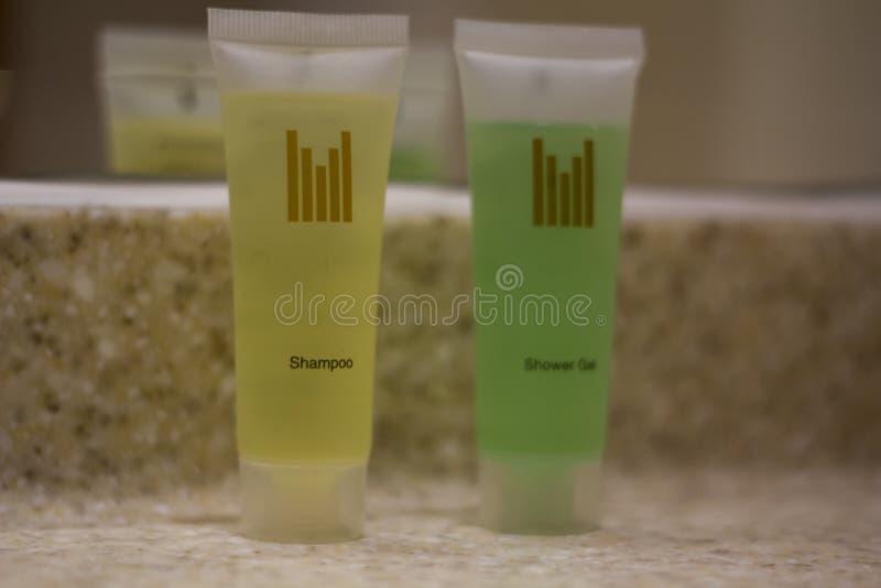 Gel et shampooing de douche d'agréments d'hôtel photo libre de droits Gel et shampooing de douche d'agréments d'hôtel photo libre de droits