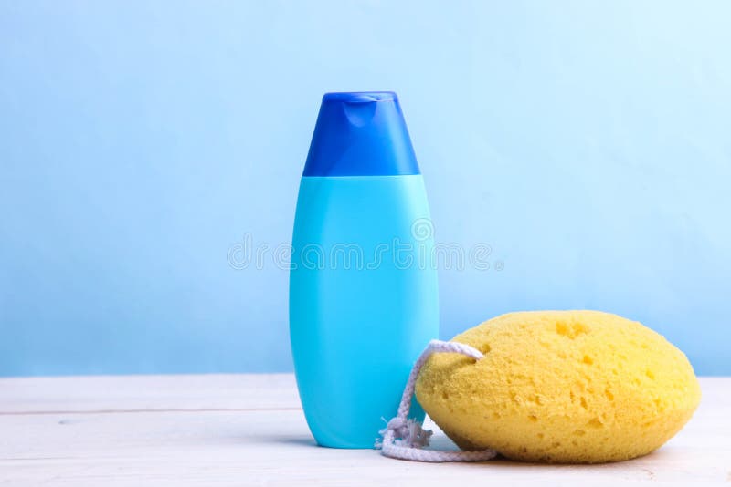 Gel y esponja champú o ducha imágenes de archivo libres de regalías Gel y esponja champú o ducha imágenes de archivo libres de regalías
