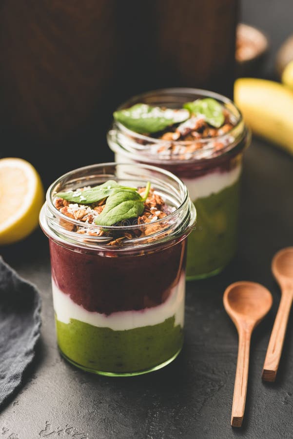 Gelaagde acaiavocado smoothie in kruik, gezond ontbijt royalty-vrije stock foto Gelaagde acaiavocado smoothie in kruik, gezond ontbijt royalty-vrije stock foto