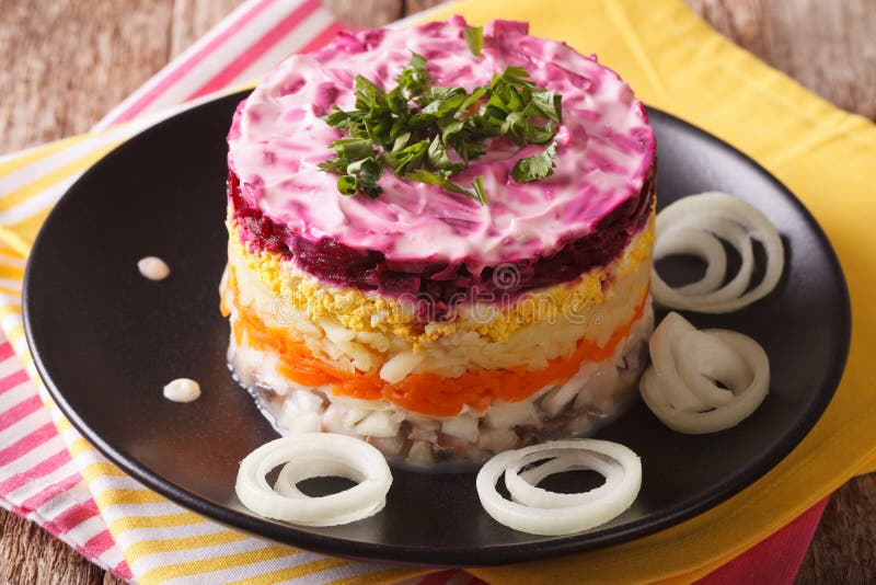 Gelaagde salade met haringen, bieten, wortelen, uien, aardappels en stock afbeeldingen Gelaagde salade met haringen, bieten, wortelen, uien, aardappels en stock afbeeldingen